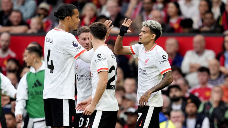 ম্যান ইউনাইটেডকে বিধ্বস্ত করে লিভারপুলের তিনে তিন